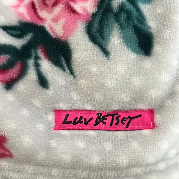 Betsey Johnson Rose Floral Polka Dot Ultra Soft Plush Throw NWT - Picture 4 of 6